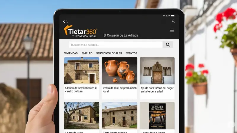 Persona sosteniendo una tableta que muestra la plataforma de anuncios clasificados Tietar360 para La Adrada, con listados de viviendas y servicios locales, y un pueblo español de fondo.